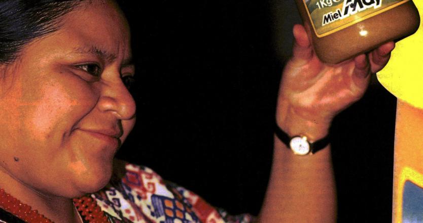 Rigoberta Menchu avec un pot de miel Maya